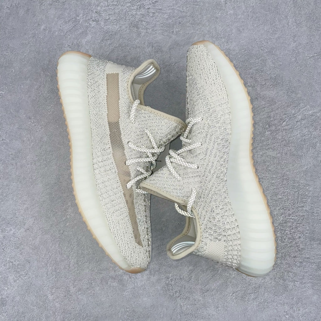純原版Yeezy Boost 350 V2 須白滿天星貨號：FV3254全套原楦原紙版原鞋開模完美打造採用辰元飛織魚絲網原廠面非進口機台大底原廠半透明RB巴斯夫滿釘大底原廠東莞百宏3M反光鞋帶質感一致原廠鑫成新粉原鞋墊LOGO膠漿印花鈦金針與高士馬克線針車精工打造一切遵循原廠指令單採購同源原材採購全套原廠進口材料原紙版原楦頭一切同源公司大幾率過驗混賣無壓力‼ ️