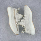 純原版Yeezy Boost 350 V2 須白滿天星貨號：FV3254全套原楦原紙版原鞋開模完美打造採用辰元飛織魚絲網原廠面非進口機台大底原廠半透明RB巴斯夫滿釘大底原廠東莞百宏3M反光鞋帶質感一致原廠鑫成新粉原鞋墊LOGO膠漿印花鈦金針與高士馬克線針車精工打造一切遵循原廠指令單採購同源原材採購全套原廠進口材料原紙版原楦頭一切同源公司大幾率過驗混賣無壓力‼ ️