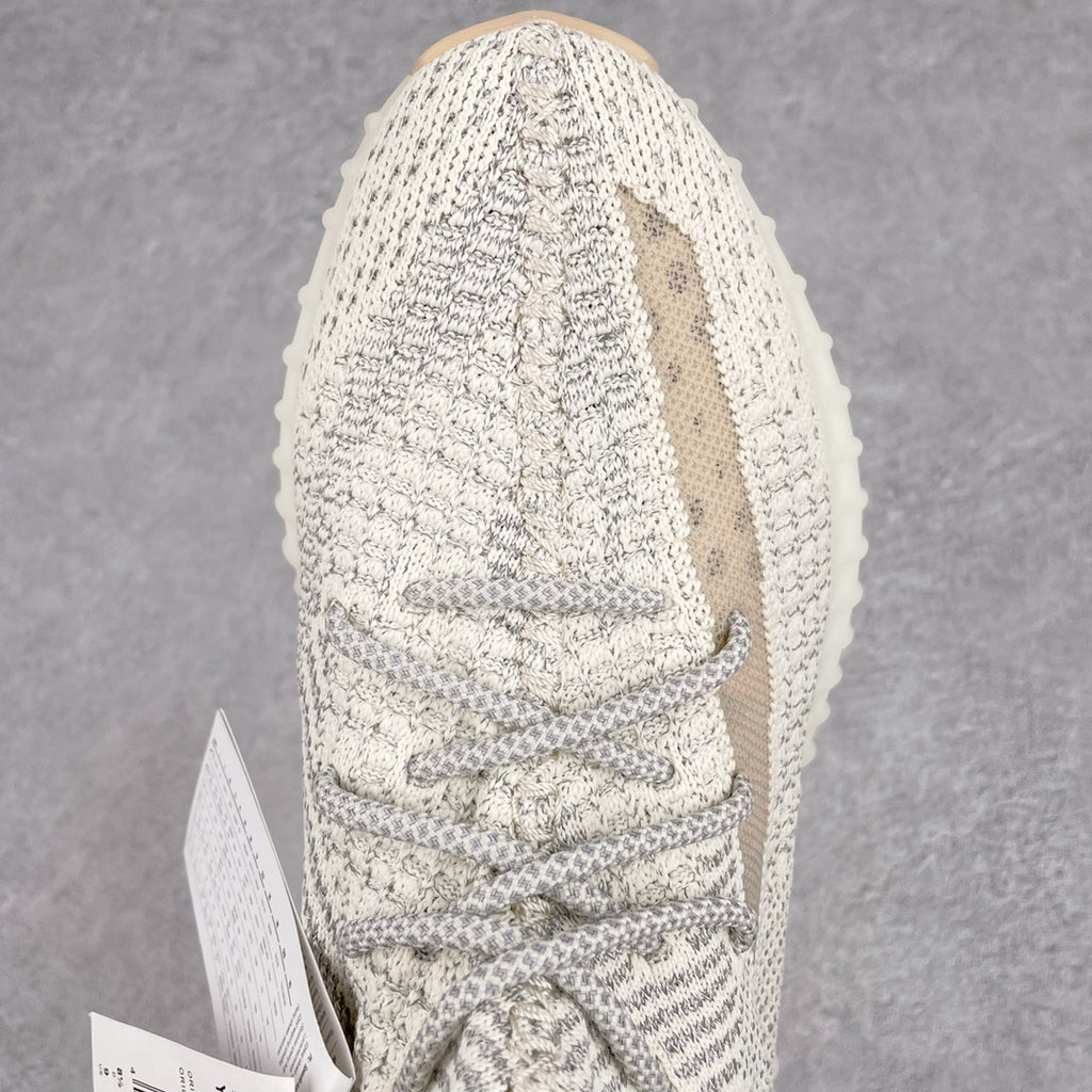 純原版Yeezy Boost 350 V2 須白滿天星貨號：FV3254全套原楦原紙版原鞋開模完美打造採用辰元飛織魚絲網原廠面非進口機台大底原廠半透明RB巴斯夫滿釘大底原廠東莞百宏3M反光鞋帶質感一致原廠鑫成新粉原鞋墊LOGO膠漿印花鈦金針與高士馬克線針車精工打造一切遵循原廠指令單採購同源原材採購全套原廠進口材料原紙版原楦頭一切同源公司大幾率過驗混賣無壓力‼ ️