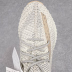純原版Yeezy Boost 350 V2 須白滿天星貨號：FV3254全套原楦原紙版原鞋開模完美打造採用辰元飛織魚絲網原廠面非進口機台大底原廠半透明RB巴斯夫滿釘大底原廠東莞百宏3M反光鞋帶質感一致原廠鑫成新粉原鞋墊LOGO膠漿印花鈦金針與高士馬克線針車精工打造一切遵循原廠指令單採購同源原材採購全套原廠進口材料原紙版原楦頭一切同源公司大幾率過驗混賣無壓力‼ ️