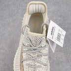 純原版Yeezy Boost 350 V2 須白滿天星貨號：FV3254全套原楦原紙版原鞋開模完美打造採用辰元飛織魚絲網原廠面非進口機台大底原廠半透明RB巴斯夫滿釘大底原廠東莞百宏3M反光鞋帶質感一致原廠鑫成新粉原鞋墊LOGO膠漿印花鈦金針與高士馬克線針車精工打造一切遵循原廠指令單採購同源原材採購全套原廠進口材料原紙版原楦頭一切同源公司大幾率過驗混賣無壓力‼ ️