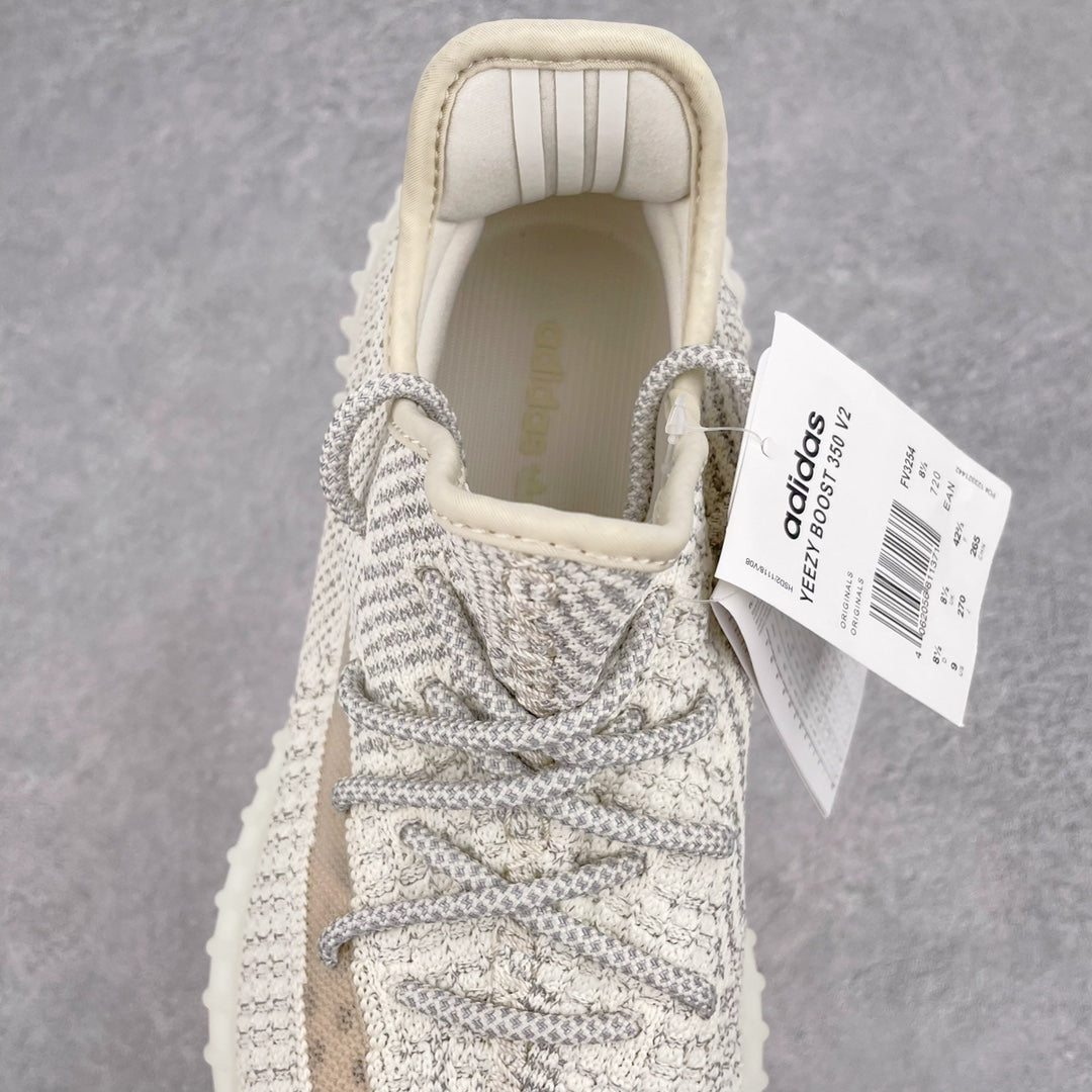 純原版Yeezy Boost 350 V2 須白滿天星貨號：FV3254全套原楦原紙版原鞋開模完美打造採用辰元飛織魚絲網原廠面非進口機台大底原廠半透明RB巴斯夫滿釘大底原廠東莞百宏3M反光鞋帶質感一致原廠鑫成新粉原鞋墊LOGO膠漿印花鈦金針與高士馬克線針車精工打造一切遵循原廠指令單採購同源原材採購全套原廠進口材料原紙版原楦頭一切同源公司大幾率過驗混賣無壓力‼ ️