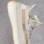 純原版Yeezy Boost 350 V2 須白滿天星貨號：FV3254全套原楦原紙版原鞋開模完美打造採用辰元飛織魚絲網原廠面非進口機台大底原廠半透明RB巴斯夫滿釘大底原廠東莞百宏3M反光鞋帶質感一致原廠鑫成新粉原鞋墊LOGO膠漿印花鈦金針與高士馬克線針車精工打造一切遵循原廠指令單採購同源原材採購全套原廠進口材料原紙版原楦頭一切同源公司大幾率過驗混賣無壓力‼ ️