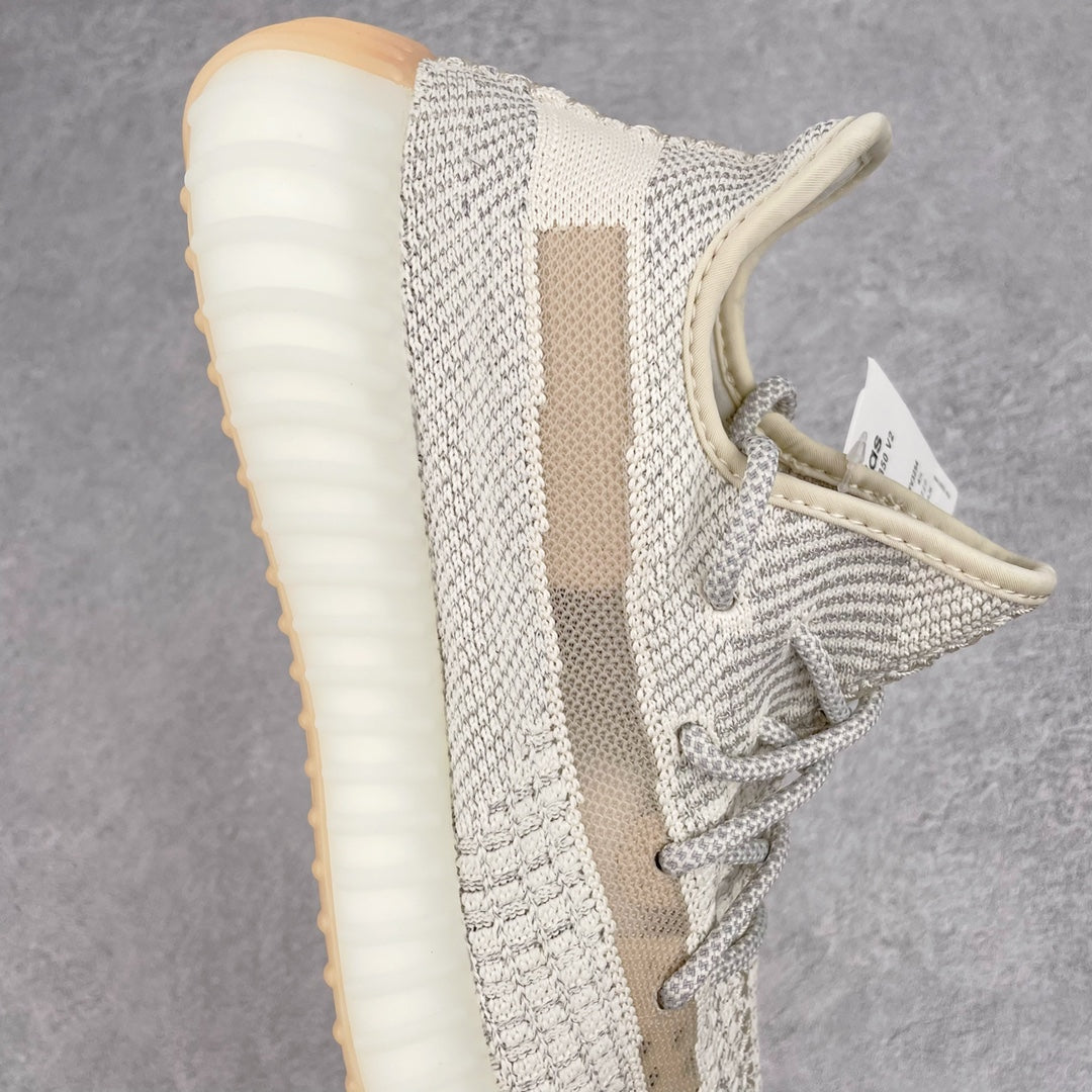 純原版Yeezy Boost 350 V2 須白滿天星貨號：FV3254全套原楦原紙版原鞋開模完美打造採用辰元飛織魚絲網原廠面非進口機台大底原廠半透明RB巴斯夫滿釘大底原廠東莞百宏3M反光鞋帶質感一致原廠鑫成新粉原鞋墊LOGO膠漿印花鈦金針與高士馬克線針車精工打造一切遵循原廠指令單採購同源原材採購全套原廠進口材料原紙版原楦頭一切同源公司大幾率過驗混賣無壓力‼ ️