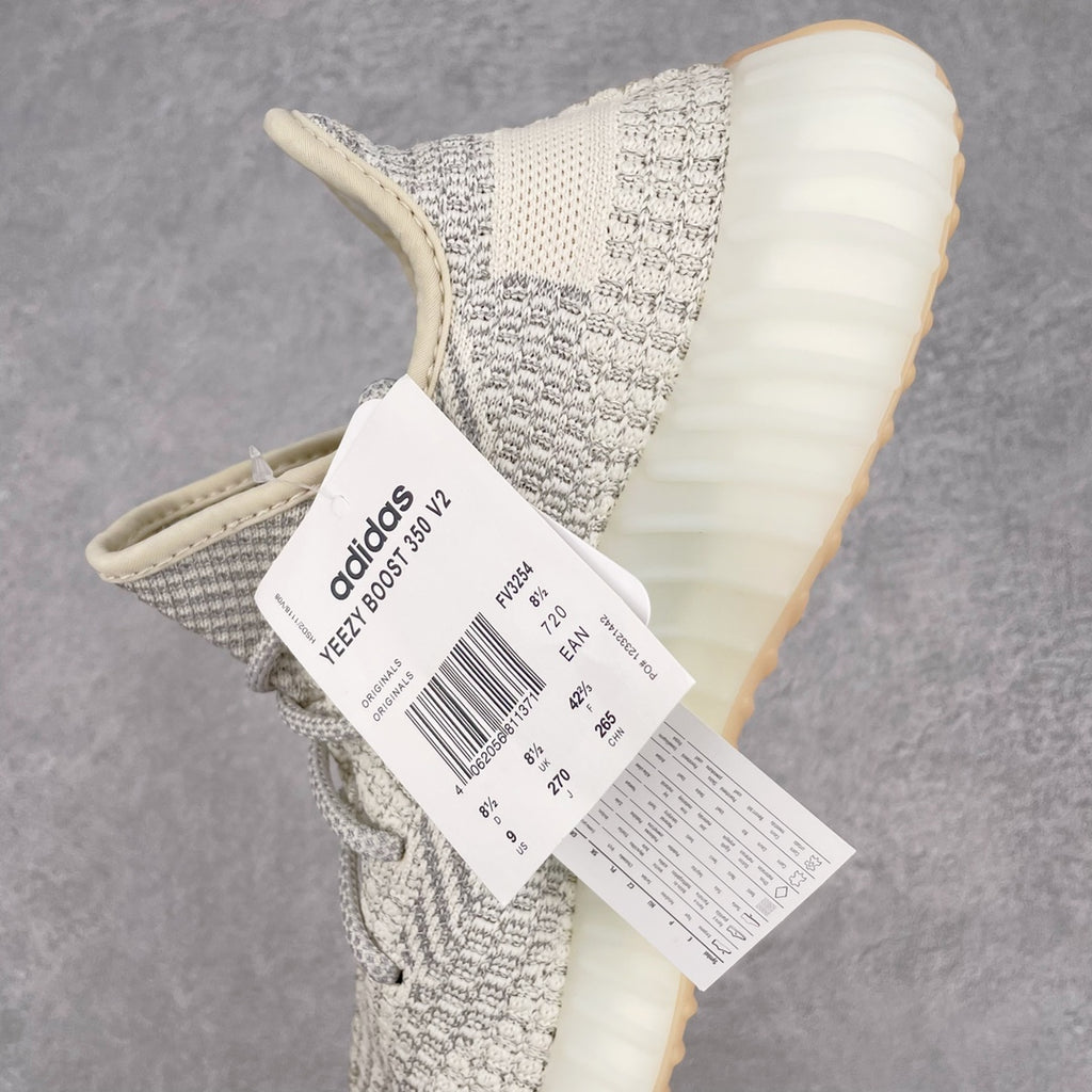 純原版Yeezy Boost 350 V2 須白滿天星貨號：FV3254全套原楦原紙版原鞋開模完美打造採用辰元飛織魚絲網原廠面非進口機台大底原廠半透明RB巴斯夫滿釘大底原廠東莞百宏3M反光鞋帶質感一致原廠鑫成新粉原鞋墊LOGO膠漿印花鈦金針與高士馬克線針車精工打造一切遵循原廠指令單採購同源原材採購全套原廠進口材料原紙版原楦頭一切同源公司大幾率過驗混賣無壓力‼ ️