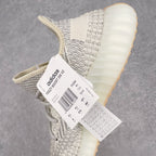 純原版Yeezy Boost 350 V2 須白滿天星貨號：FV3254全套原楦原紙版原鞋開模完美打造採用辰元飛織魚絲網原廠面非進口機台大底原廠半透明RB巴斯夫滿釘大底原廠東莞百宏3M反光鞋帶質感一致原廠鑫成新粉原鞋墊LOGO膠漿印花鈦金針與高士馬克線針車精工打造一切遵循原廠指令單採購同源原材採購全套原廠進口材料原紙版原楦頭一切同源公司大幾率過驗混賣無壓力‼ ️
