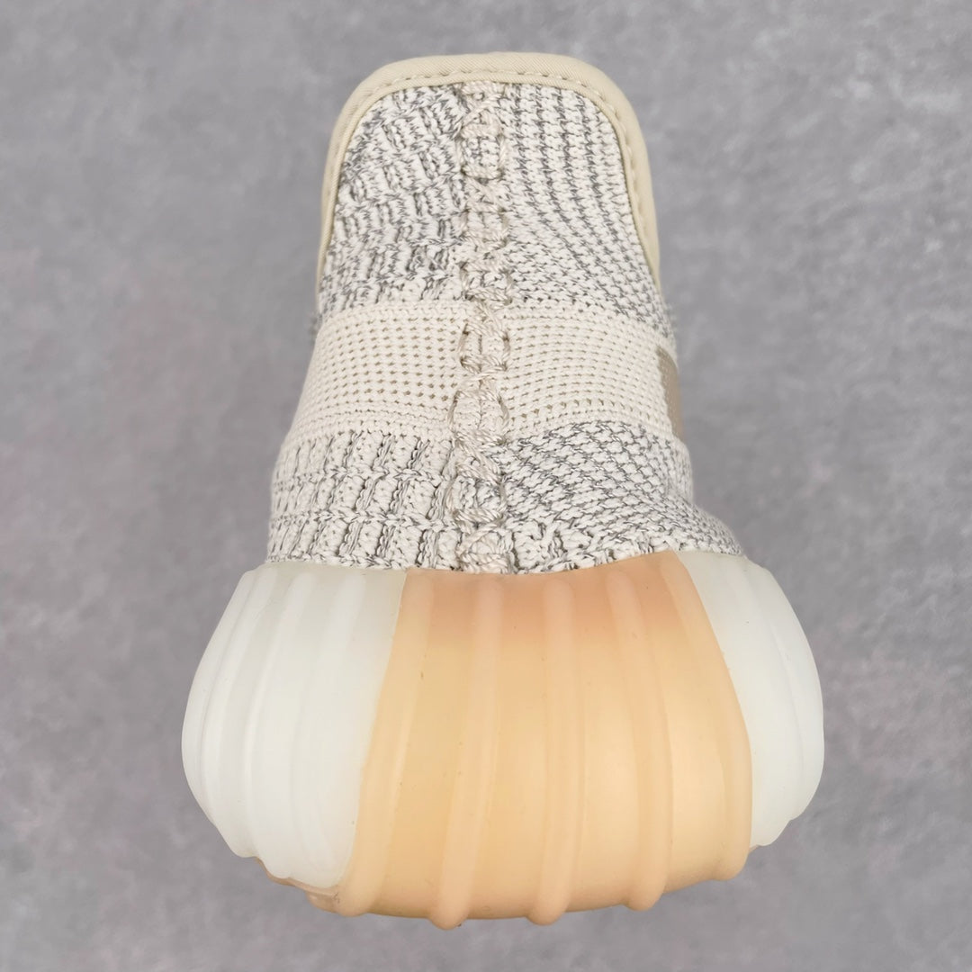 純原版Yeezy Boost 350 V2 須白滿天星貨號：FV3254全套原楦原紙版原鞋開模完美打造採用辰元飛織魚絲網原廠面非進口機台大底原廠半透明RB巴斯夫滿釘大底原廠東莞百宏3M反光鞋帶質感一致原廠鑫成新粉原鞋墊LOGO膠漿印花鈦金針與高士馬克線針車精工打造一切遵循原廠指令單採購同源原材採購全套原廠進口材料原紙版原楦頭一切同源公司大幾率過驗混賣無壓力‼ ️