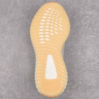 純原版Yeezy Boost 350 V2 須白滿天星貨號：FV3254全套原楦原紙版原鞋開模完美打造採用辰元飛織魚絲網原廠面非進口機台大底原廠半透明RB巴斯夫滿釘大底原廠東莞百宏3M反光鞋帶質感一致原廠鑫成新粉原鞋墊LOGO膠漿印花鈦金針與高士馬克線針車精工打造一切遵循原廠指令單採購同源原材採購全套原廠進口材料原紙版原楦頭一切同源公司大幾率過驗混賣無壓力‼ ️