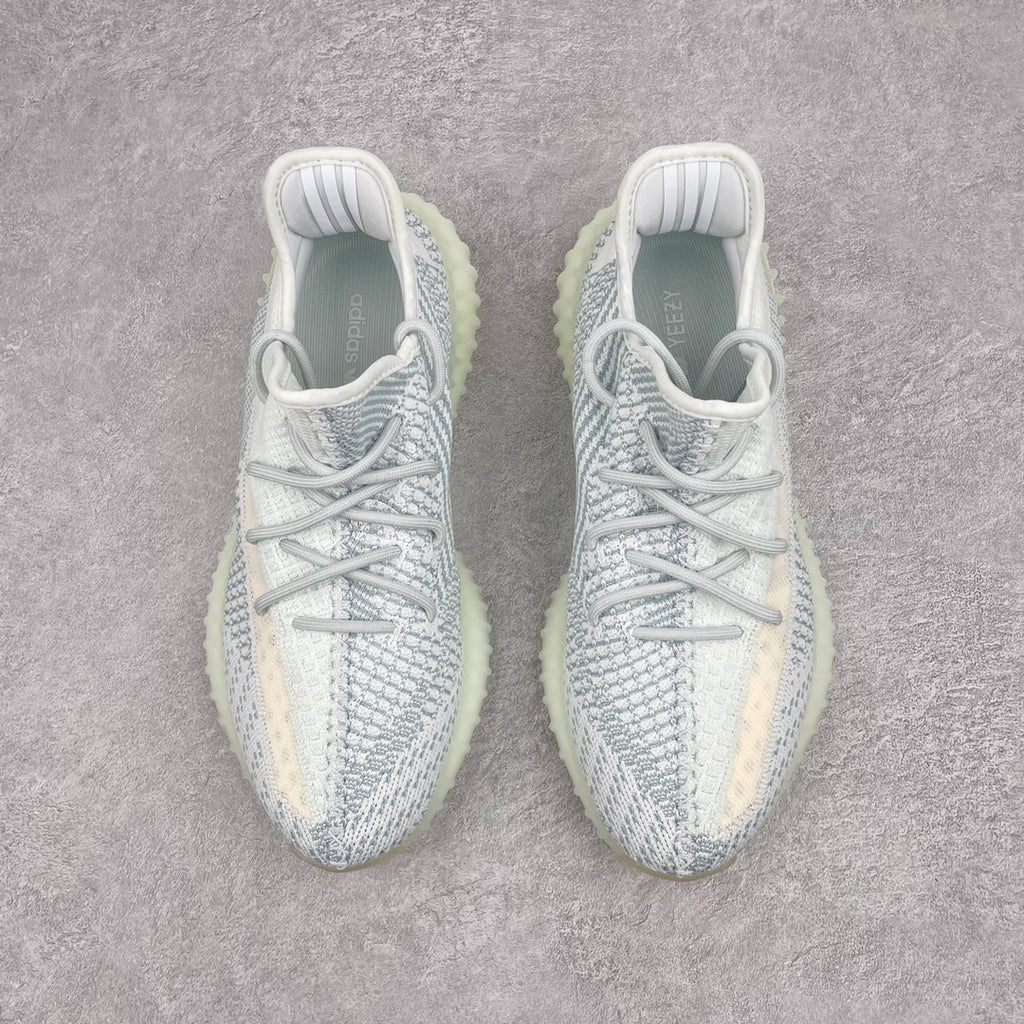 純原版Yeezy Boost 350 V2 冰藍天使貨號：FW3043全套原楦原紙版原鞋開模完美打造採用辰元飛織魚絲網原廠面非進口機台大底原廠半透明RB巴斯夫滿釘大底原廠東莞百宏3M反光鞋帶質感一致原廠鑫成新粉原鞋墊LOGO膠漿印花鈦金針與高士馬克線針車精工打造一切遵循原廠指令單採購同源原材採購全套原廠進口材料原紙版原楦頭一切同源公司大幾率過驗混賣無壓力‼ ️