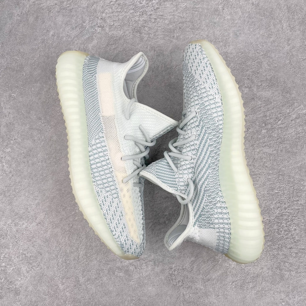 純原版Yeezy Boost 350 V2 冰藍天使貨號：FW3043全套原楦原紙版原鞋開模完美打造採用辰元飛織魚絲網原廠面非進口機台大底原廠半透明RB巴斯夫滿釘大底原廠東莞百宏3M反光鞋帶質感一致原廠鑫成新粉原鞋墊LOGO膠漿印花鈦金針與高士馬克線針車精工打造一切遵循原廠指令單採購同源原材採購全套原廠進口材料原紙版原楦頭一切同源公司大幾率過驗混賣無壓力‼ ️