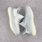 純原版Yeezy Boost 350 V2 冰藍天使貨號：FW3043全套原楦原紙版原鞋開模完美打造採用辰元飛織魚絲網原廠面非進口機台大底原廠半透明RB巴斯夫滿釘大底原廠東莞百宏3M反光鞋帶質感一致原廠鑫成新粉原鞋墊LOGO膠漿印花鈦金針與高士馬克線針車精工打造一切遵循原廠指令單採購同源原材採購全套原廠進口材料原紙版原楦頭一切同源公司大幾率過驗混賣無壓力‼ ️