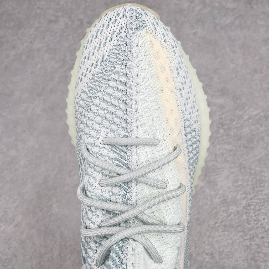純原版Yeezy Boost 350 V2 冰藍天使貨號：FW3043全套原楦原紙版原鞋開模完美打造採用辰元飛織魚絲網原廠面非進口機台大底原廠半透明RB巴斯夫滿釘大底原廠東莞百宏3M反光鞋帶質感一致原廠鑫成新粉原鞋墊LOGO膠漿印花鈦金針與高士馬克線針車精工打造一切遵循原廠指令單採購同源原材採購全套原廠進口材料原紙版原楦頭一切同源公司大幾率過驗混賣無壓力‼ ️