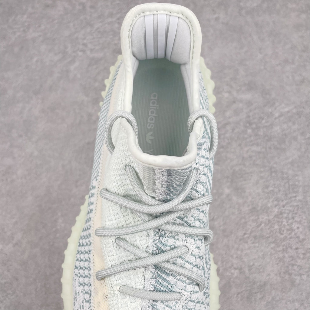 純原版Yeezy Boost 350 V2 冰藍天使貨號：FW3043全套原楦原紙版原鞋開模完美打造採用辰元飛織魚絲網原廠面非進口機台大底原廠半透明RB巴斯夫滿釘大底原廠東莞百宏3M反光鞋帶質感一致原廠鑫成新粉原鞋墊LOGO膠漿印花鈦金針與高士馬克線針車精工打造一切遵循原廠指令單採購同源原材採購全套原廠進口材料原紙版原楦頭一切同源公司大幾率過驗混賣無壓力‼ ️