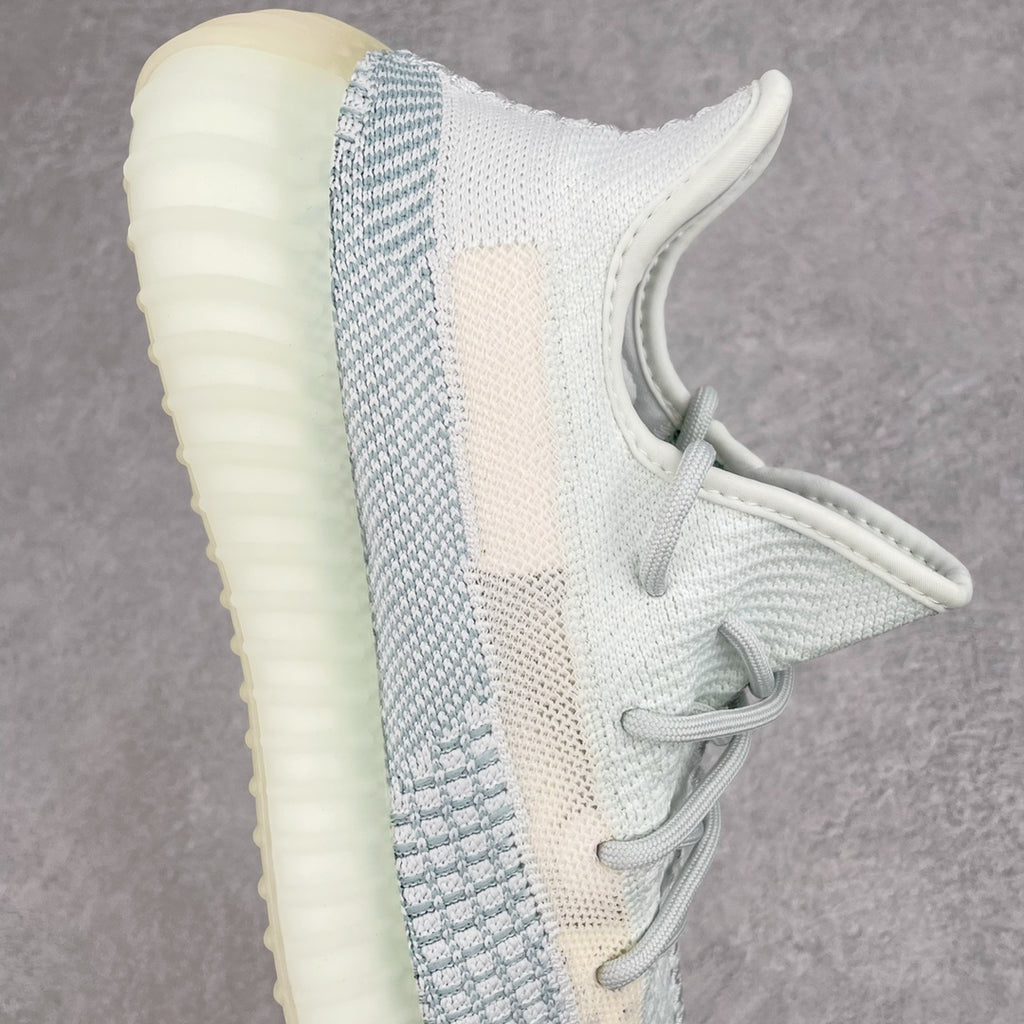 純原版Yeezy Boost 350 V2 冰藍天使貨號：FW3043全套原楦原紙版原鞋開模完美打造採用辰元飛織魚絲網原廠面非進口機台大底原廠半透明RB巴斯夫滿釘大底原廠東莞百宏3M反光鞋帶質感一致原廠鑫成新粉原鞋墊LOGO膠漿印花鈦金針與高士馬克線針車精工打造一切遵循原廠指令單採購同源原材採購全套原廠進口材料原紙版原楦頭一切同源公司大幾率過驗混賣無壓力‼ ️