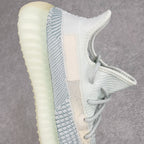 純原版Yeezy Boost 350 V2 冰藍天使貨號：FW3043全套原楦原紙版原鞋開模完美打造採用辰元飛織魚絲網原廠面非進口機台大底原廠半透明RB巴斯夫滿釘大底原廠東莞百宏3M反光鞋帶質感一致原廠鑫成新粉原鞋墊LOGO膠漿印花鈦金針與高士馬克線針車精工打造一切遵循原廠指令單採購同源原材採購全套原廠進口材料原紙版原楦頭一切同源公司大幾率過驗混賣無壓力‼ ️