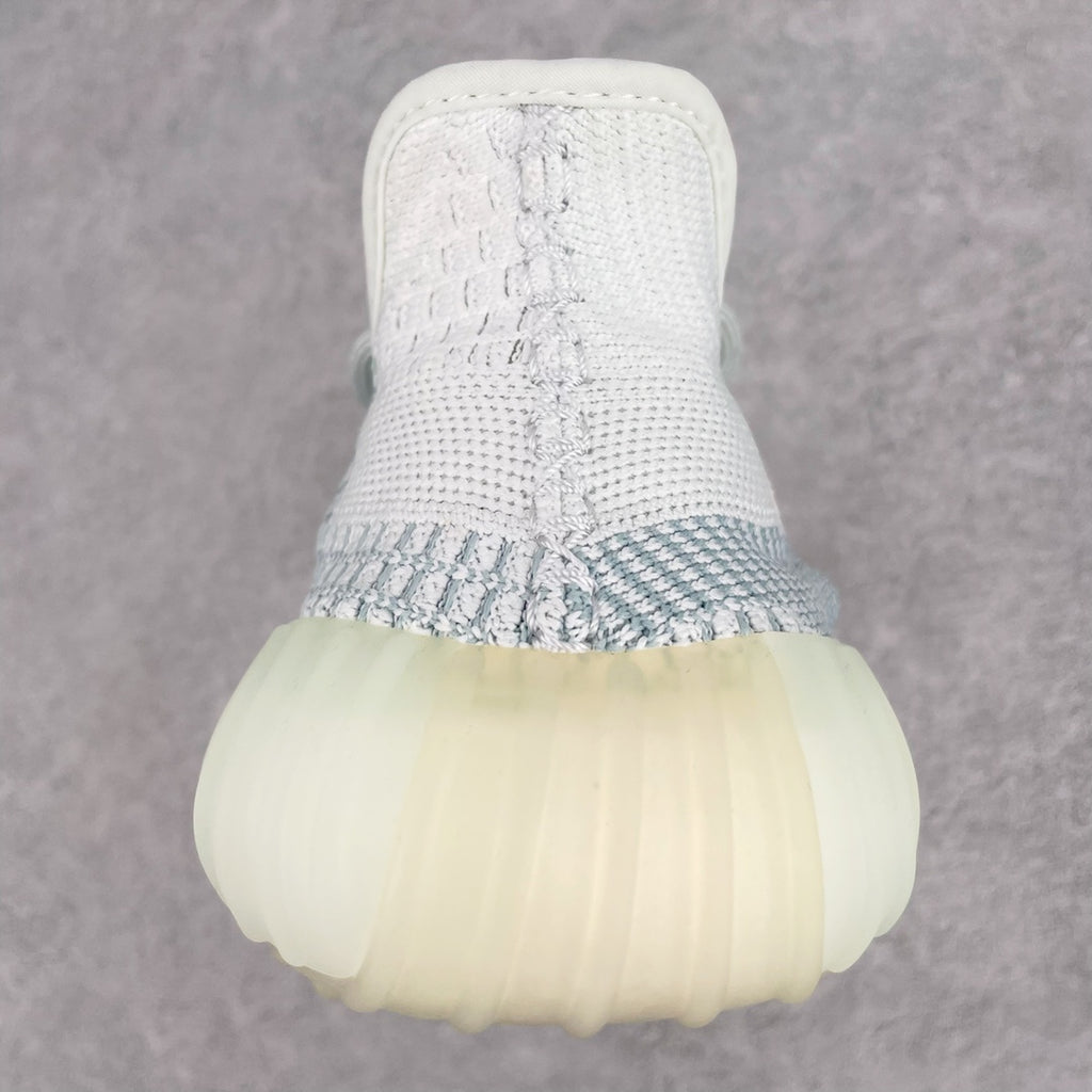 純原版Yeezy Boost 350 V2 冰藍天使貨號：FW3043全套原楦原紙版原鞋開模完美打造採用辰元飛織魚絲網原廠面非進口機台大底原廠半透明RB巴斯夫滿釘大底原廠東莞百宏3M反光鞋帶質感一致原廠鑫成新粉原鞋墊LOGO膠漿印花鈦金針與高士馬克線針車精工打造一切遵循原廠指令單採購同源原材採購全套原廠進口材料原紙版原楦頭一切同源公司大幾率過驗混賣無壓力‼ ️