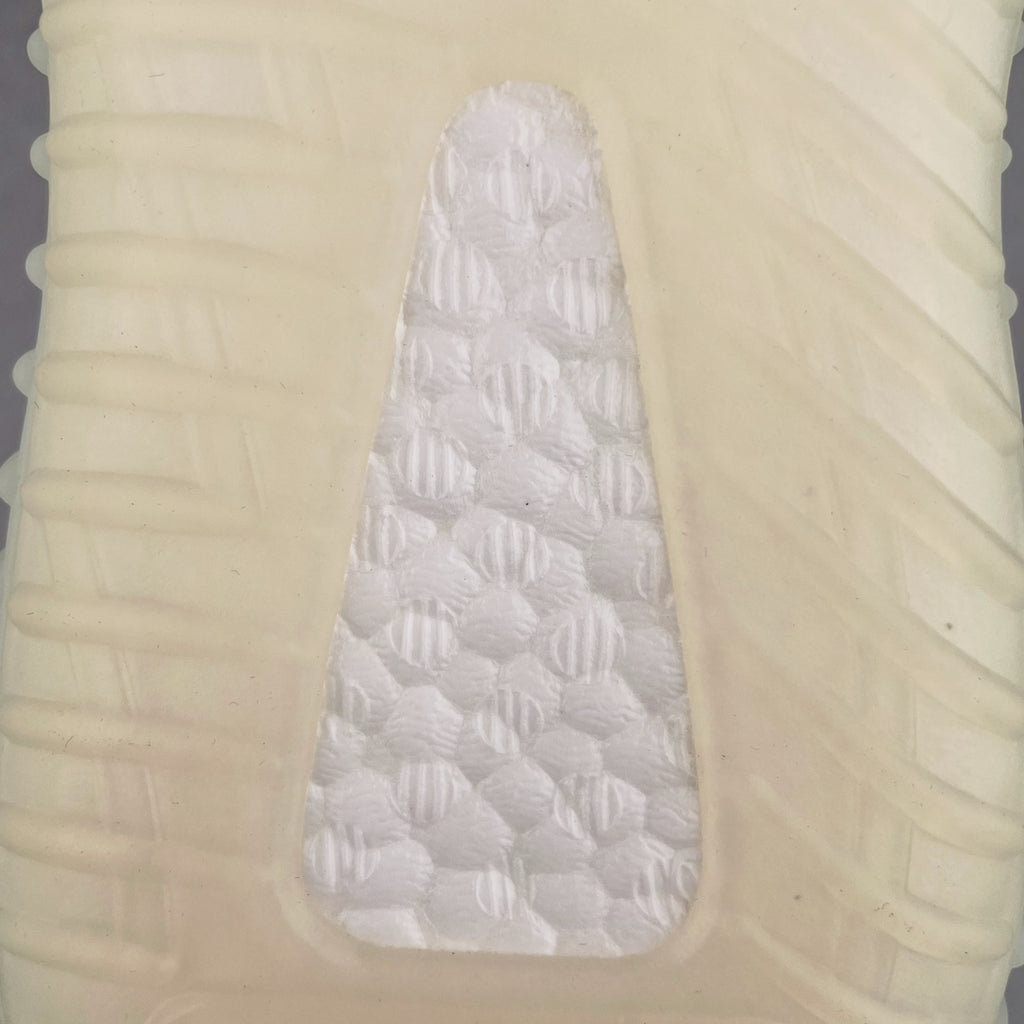 純原版Yeezy Boost 350 V2 冰藍天使貨號：FW3043全套原楦原紙版原鞋開模完美打造採用辰元飛織魚絲網原廠面非進口機台大底原廠半透明RB巴斯夫滿釘大底原廠東莞百宏3M反光鞋帶質感一致原廠鑫成新粉原鞋墊LOGO膠漿印花鈦金針與高士馬克線針車精工打造一切遵循原廠指令單採購同源原材採購全套原廠進口材料原紙版原楦頭一切同源公司大幾率過驗混賣無壓力‼ ️