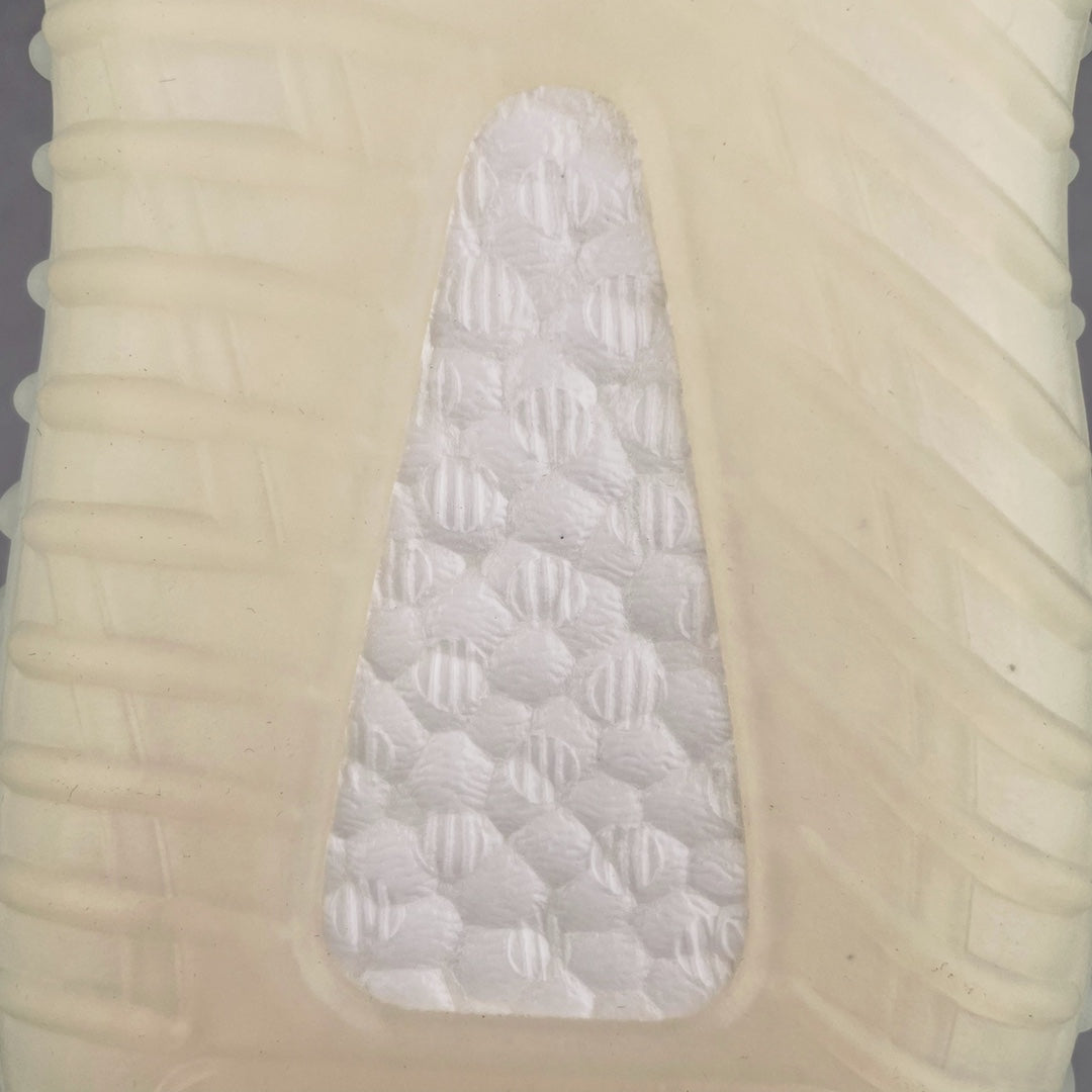 純原版Yeezy Boost 350 V2 冰藍天使貨號：FW3043全套原楦原紙版原鞋開模完美打造採用辰元飛織魚絲網原廠面非進口機台大底原廠半透明RB巴斯夫滿釘大底原廠東莞百宏3M反光鞋帶質感一致原廠鑫成新粉原鞋墊LOGO膠漿印花鈦金針與高士馬克線針車精工打造一切遵循原廠指令單採購同源原材採購全套原廠進口材料原紙版原楦頭一切同源公司大幾率過驗混賣無壓力‼ ️