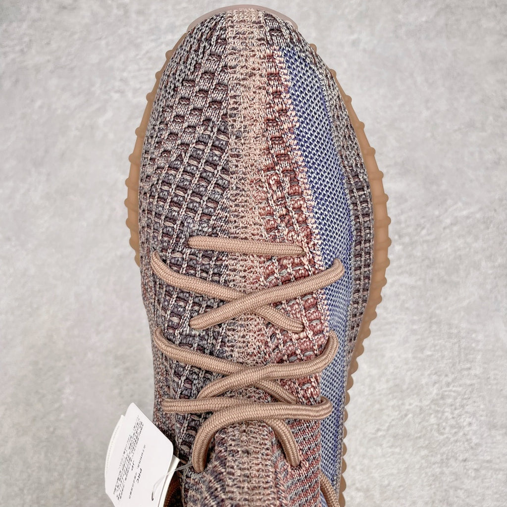 純原版本Yeezy Boost 350 V2 水洗棕藍貨號：H02795全套原楦原紙版原鞋開模完美打造採用辰元飛織魚絲網原廠面非進口機台大底原廠半透明RB巴斯夫滿釘大底原廠東莞百宏3M反光鞋帶質感一致原廠鑫成新粉原鞋墊LOGO膠漿印花鈦金針與高士馬克線針車精工打造一切遵循原廠指令單採購同源原材採購全套原廠進口材料原紙版原楦頭一切同源公司大幾率過驗混賣無壓力‼ ️