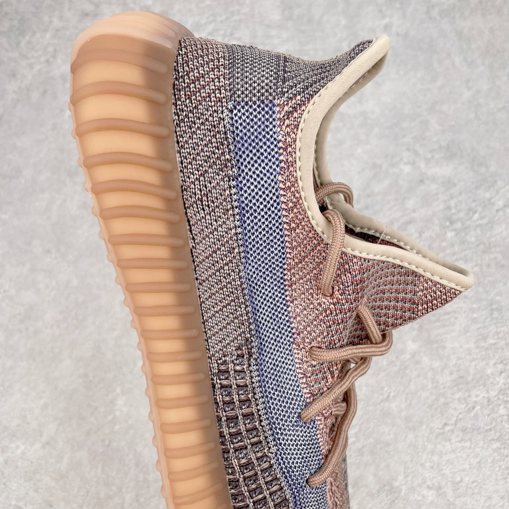 純原版本Yeezy Boost 350 V2 水洗棕藍貨號：H02795全套原楦原紙版原鞋開模完美打造採用辰元飛織魚絲網原廠面非進口機台大底原廠半透明RB巴斯夫滿釘大底原廠東莞百宏3M反光鞋帶質感一致原廠鑫成新粉原鞋墊LOGO膠漿印花鈦金針與高士馬克線針車精工打造一切遵循原廠指令單採購同源原材採購全套原廠進口材料原紙版原楦頭一切同源公司大幾率過驗混賣無壓力‼ ️