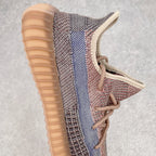 純原版本Yeezy Boost 350 V2 水洗棕藍貨號：H02795全套原楦原紙版原鞋開模完美打造採用辰元飛織魚絲網原廠面非進口機台大底原廠半透明RB巴斯夫滿釘大底原廠東莞百宏3M反光鞋帶質感一致原廠鑫成新粉原鞋墊LOGO膠漿印花鈦金針與高士馬克線針車精工打造一切遵循原廠指令單採購同源原材採購全套原廠進口材料原紙版原楦頭一切同源公司大幾率過驗混賣無壓力‼ ️
