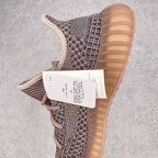 純原版本Yeezy Boost 350 V2 水洗棕藍貨號：H02795全套原楦原紙版原鞋開模完美打造採用辰元飛織魚絲網原廠面非進口機台大底原廠半透明RB巴斯夫滿釘大底原廠東莞百宏3M反光鞋帶質感一致原廠鑫成新粉原鞋墊LOGO膠漿印花鈦金針與高士馬克線針車精工打造一切遵循原廠指令單採購同源原材採購全套原廠進口材料原紙版原楦頭一切同源公司大幾率過驗混賣無壓力‼ ️