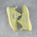 純原版Yeezy Boost 350 V2 丁黃滿天星貨號：FV3255全套原楦原紙版原鞋開模完美打造採用辰元飛織魚絲網原廠面非進口機台大底原廠半透明RB巴斯夫滿釘大底原廠東莞百宏3M反光鞋帶質感一致原廠鑫成新粉原鞋墊LOGO膠漿印花鈦金針與高士馬克線針車精工打造一切遵循原廠指令單採購同源原材採購全套原廠進口材料原紙版原楦頭一切同源公司大幾率過驗混賣無壓力‼ ️