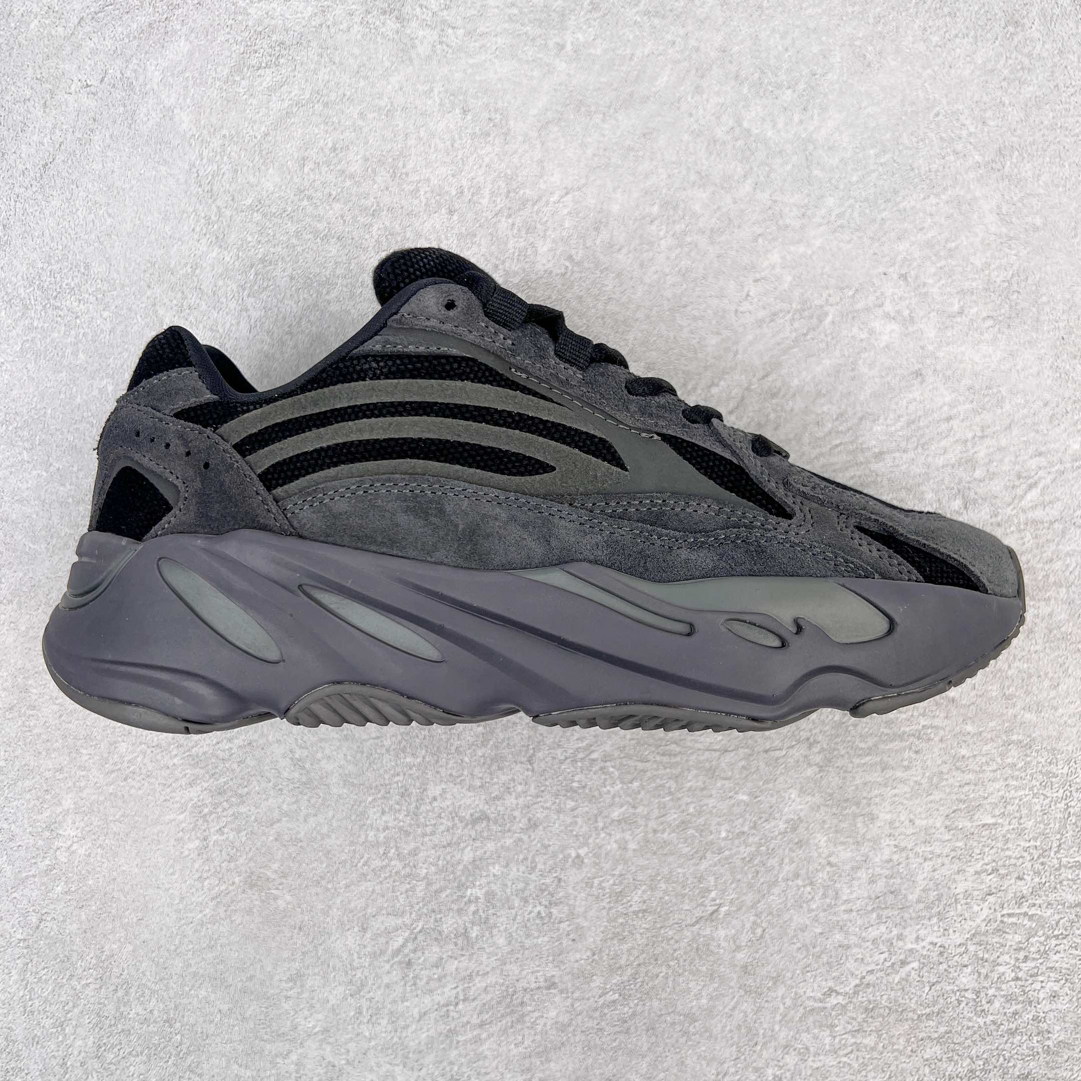 Yeezy Boost Runner 700V2系列 原楦原纸板开发 完美低趴原鞋韵味 市场同价位区间 性价比绝无第二家 正确头层牛巴革材质  原厂3D档案数据 原厂纸板 头层皮料 细节与正品对版 中底内置 Basf 科技 材质轻便 穿着软硬适中 全套纸板模具 原厂3M反光材料Size：36 36.5 37 38 38.5 39 40 40.5 41 42 42.5 43 44 44.5 45 46 47 48 编码：Qby2936080
