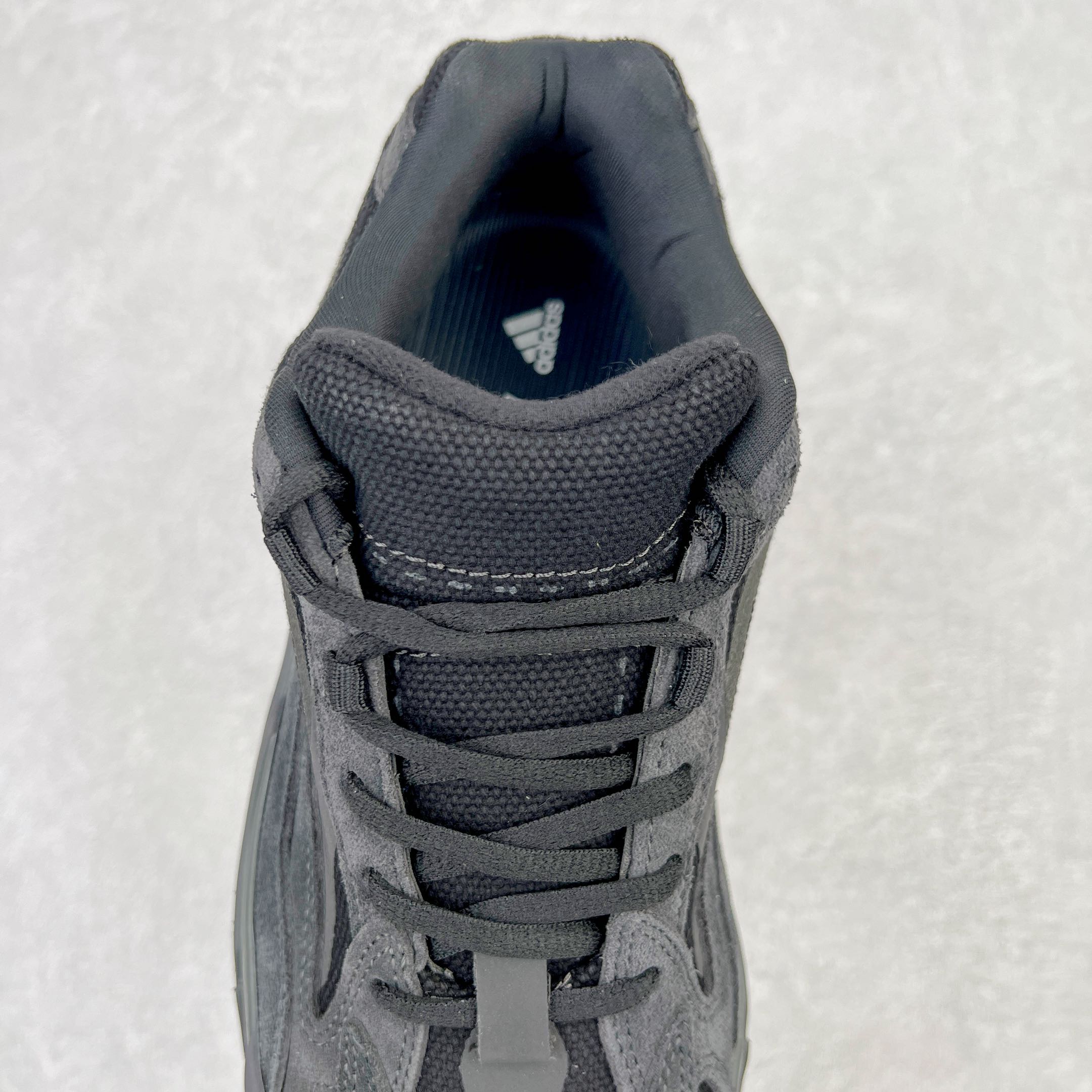 Yeezy Boost Runner 700V2系列 原楦原纸板开发 完美低趴原鞋韵味 市场同价位区间 性价比绝无第二家 正确头层牛巴革材质  原厂3D档案数据 原厂纸板 头层皮料 细节与正品对版 中底内置 Basf 科技 材质轻便 穿着软硬适中 全套纸板模具 原厂3M反光材料Size：36 36.5 37 38 38.5 39 40 40.5 41 42 42.5 43 44 44.5 45 46 47 48 编码：Qby2936080