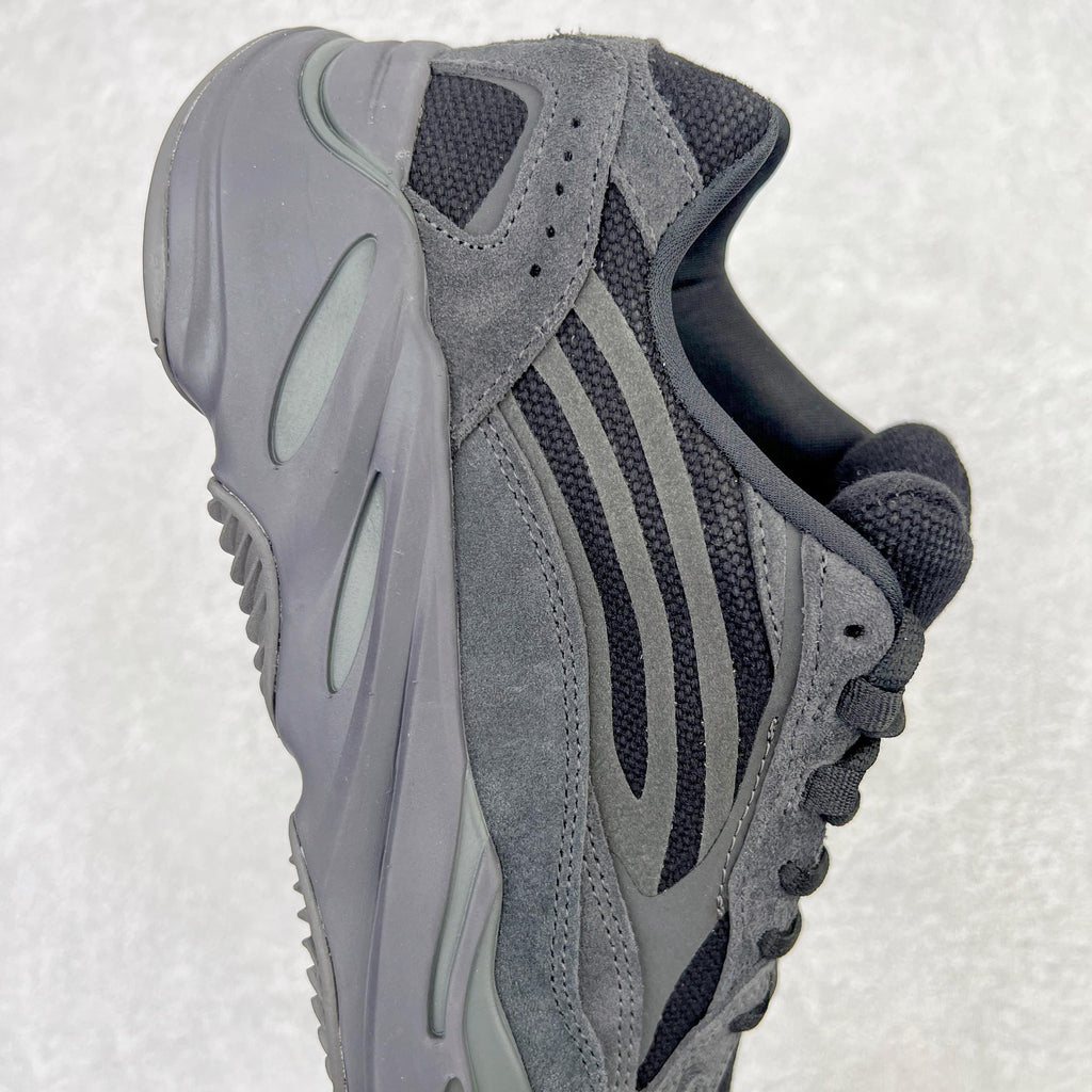 Yeezy Boost Runner 700V2系列 原楦原纸板开发 完美低趴原鞋韵味 市场同价位区间 性价比绝无第二家 正确头层牛巴革材质  原厂3D档案数据 原厂纸板 头层皮料 细节与正品对版 中底内置 Basf 科技 材质轻便 穿着软硬适中 全套纸板模具 原厂3M反光材料Size：36 36.5 37 38 38.5 39 40 40.5 41 42 42.5 43 44 44.5 45 46 47 48 编码：Qby2936080