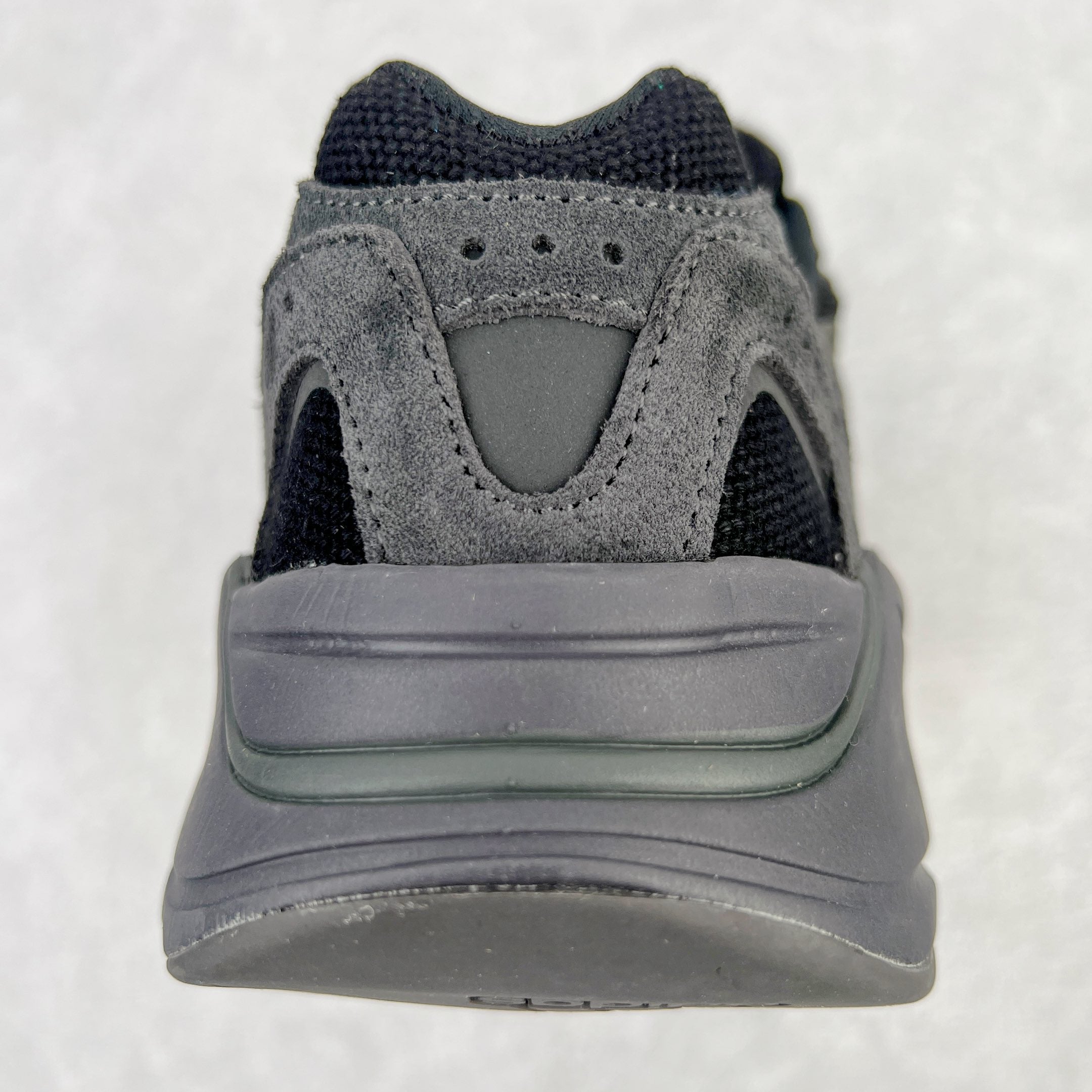 Yeezy Boost Runner 700V2系列 原楦原纸板开发 完美低趴原鞋韵味 市场同价位区间 性价比绝无第二家 正确头层牛巴革材质  原厂3D档案数据 原厂纸板 头层皮料 细节与正品对版 中底内置 Basf 科技 材质轻便 穿着软硬适中 全套纸板模具 原厂3M反光材料Size：36 36.5 37 38 38.5 39 40 40.5 41 42 42.5 43 44 44.5 45 46 47 48 编码：Qby2936080