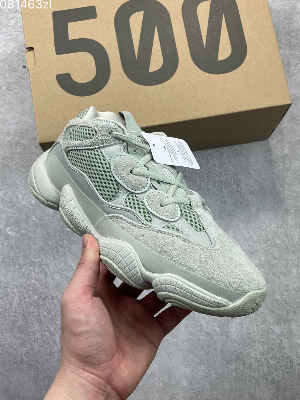 阿迪達斯Adidas YEEZY Desert Rat 椰子500 鞋面採用皮革、磨砂小牛皮、麂皮和網眼三種材質打造，以復古氣息十足的adiPrene 中底取代早前的人氣BOOST 緩震設計EE7287 海鹽公司級真標貨源撲42 42.5 43 44 45 編碼181104034xk