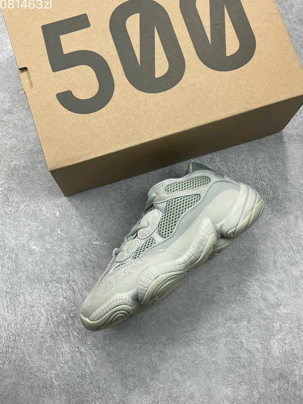 阿迪達斯Adidas YEEZY Desert Rat 椰子500 鞋面採用皮革、磨砂小牛皮、麂皮和網眼三種材質打造，以復古氣息十足的adiPrene 中底取代早前的人氣BOOST 緩震設計EE7287 海鹽公司級真標貨源撲42 42.5 43 44 45 編碼181104034xk