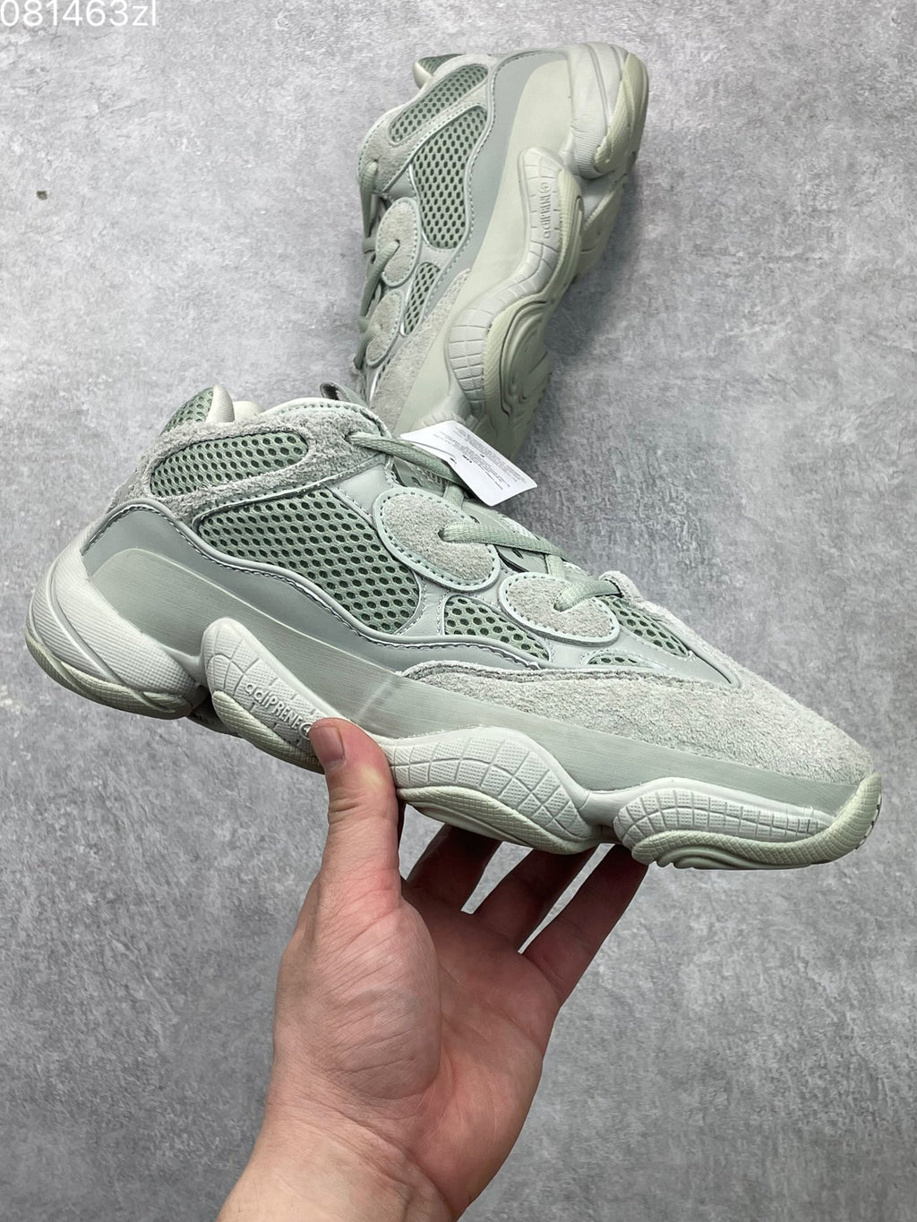 阿迪達斯Adidas YEEZY Desert Rat 椰子500 鞋面採用皮革、磨砂小牛皮、麂皮和網眼三種材質打造，以復古氣息十足的adiPrene 中底取代早前的人氣BOOST 緩震設計EE7287 海鹽公司級真標貨源撲42 42.5 43 44 45 編碼181104034xk