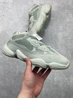 阿迪達斯Adidas YEEZY Desert Rat 椰子500 鞋面採用皮革、磨砂小牛皮、麂皮和網眼三種材質打造，以復古氣息十足的adiPrene 中底取代早前的人氣BOOST 緩震設計EE7287 海鹽公司級真標貨源撲42 42.5 43 44 45 編碼181104034xk