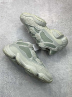 阿迪達斯Adidas YEEZY Desert Rat 椰子500 鞋面採用皮革、磨砂小牛皮、麂皮和網眼三種材質打造，以復古氣息十足的adiPrene 中底取代早前的人氣BOOST 緩震設計EE7287 海鹽公司級真標貨源撲42 42.5 43 44 45 編碼181104034xk