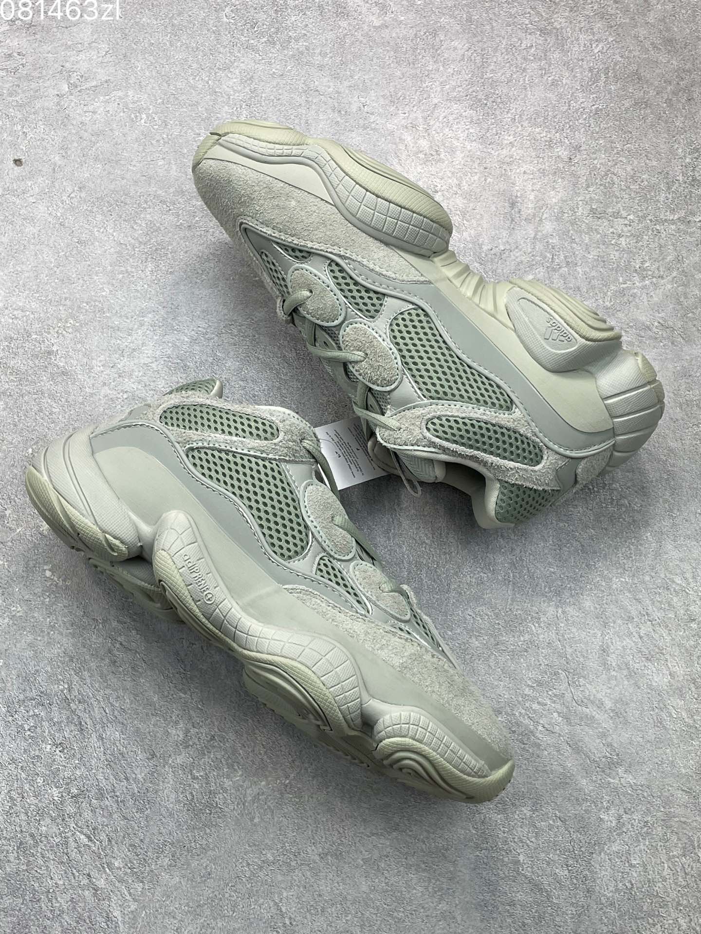 阿迪達斯Adidas YEEZY Desert Rat 椰子500 鞋面採用皮革、磨砂小牛皮、麂皮和網眼三種材質打造，以復古氣息十足的adiPrene 中底取代早前的人氣BOOST 緩震設計EE7287 海鹽公司級真標貨源撲42 42.5 43 44 45 編碼181104034xk