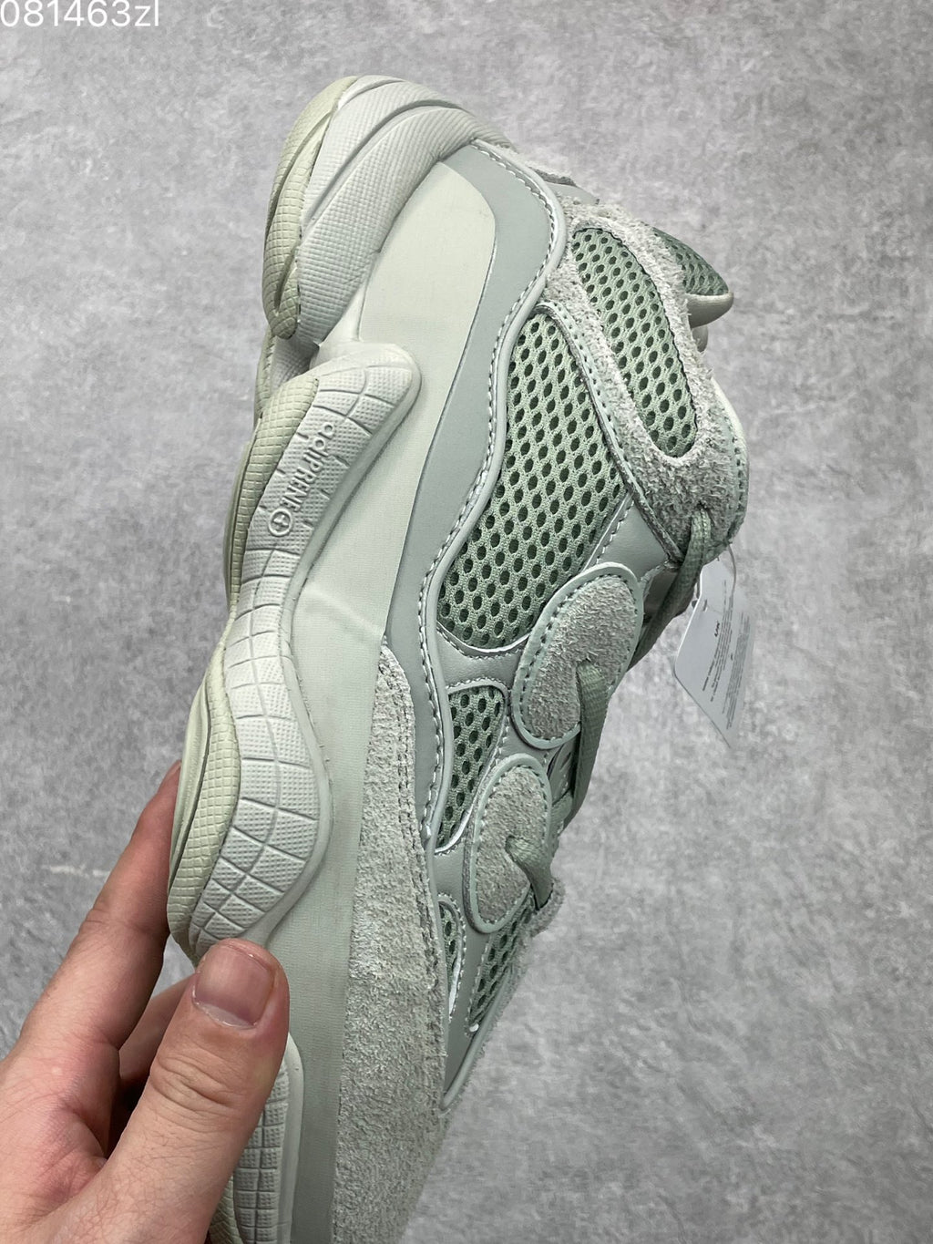 阿迪達斯Adidas YEEZY Desert Rat 椰子500 鞋面採用皮革、磨砂小牛皮、麂皮和網眼三種材質打造，以復古氣息十足的adiPrene 中底取代早前的人氣BOOST 緩震設計EE7287 海鹽公司級真標貨源撲42 42.5 43 44 45 編碼181104034xk