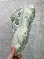 阿迪達斯Adidas YEEZY Desert Rat 椰子500 鞋面採用皮革、磨砂小牛皮、麂皮和網眼三種材質打造，以復古氣息十足的adiPrene 中底取代早前的人氣BOOST 緩震設計EE7287 海鹽公司級真標貨源撲42 42.5 43 44 45 編碼181104034xk