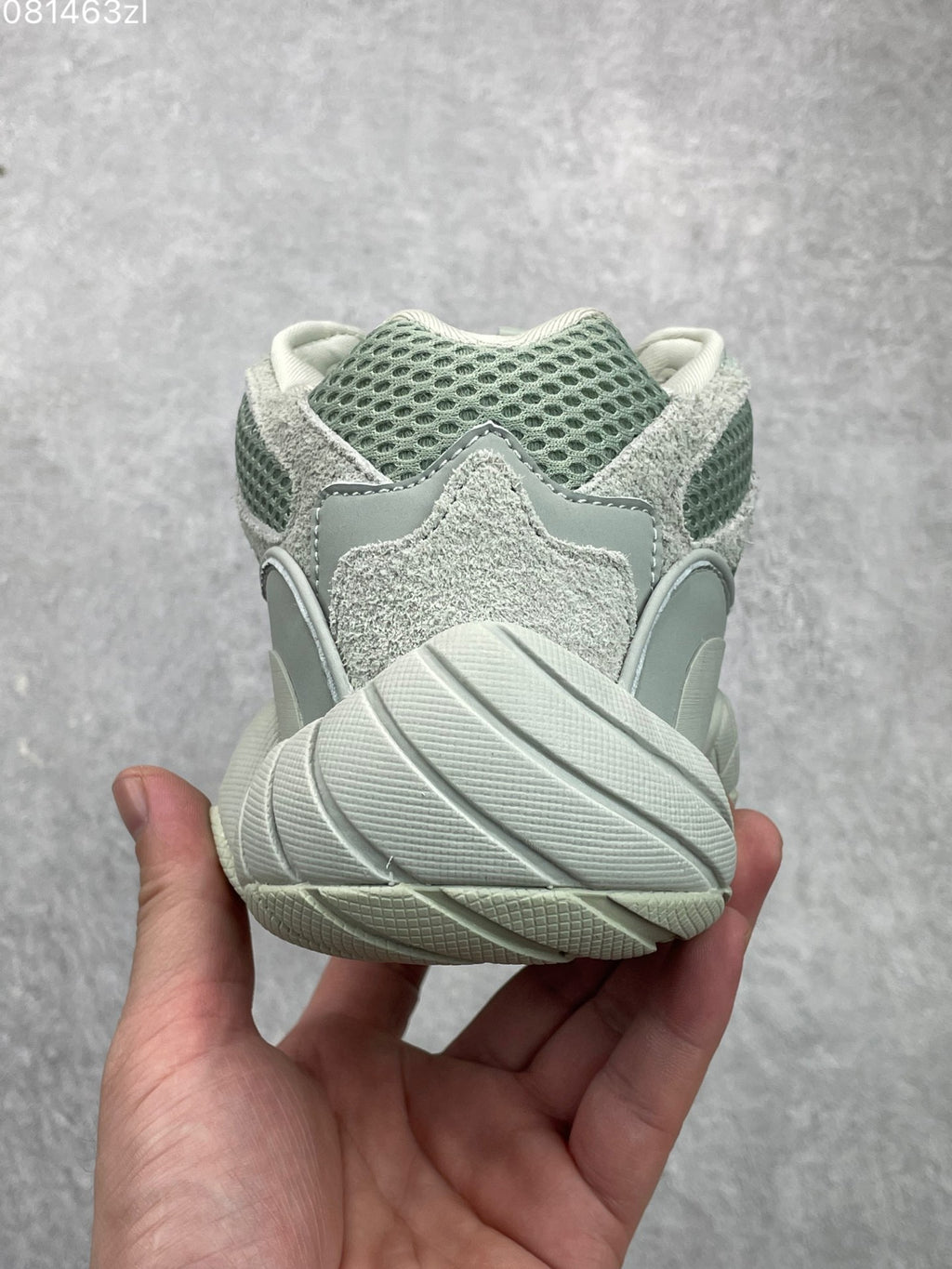 阿迪達斯Adidas YEEZY Desert Rat 椰子500 鞋面採用皮革、磨砂小牛皮、麂皮和網眼三種材質打造，以復古氣息十足的adiPrene 中底取代早前的人氣BOOST 緩震設計EE7287 海鹽公司級真標貨源撲42 42.5 43 44 45 編碼181104034xk