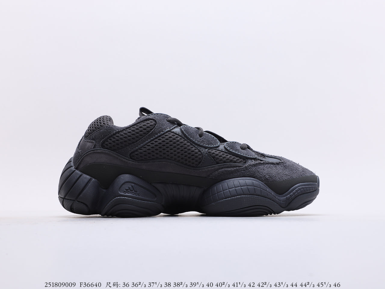 阿迪達斯Adidas YEEZY Desert Rat 椰子500 adidas Yeezy 500 Utility Black 黑武士鞋面採用皮革、麂皮和網眼三種材質打造，以復古氣息十足的adiPrene 中底取代早前的人氣BOOST 緩震設計貨號：F36640#251809009