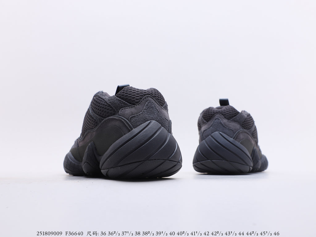 阿迪達斯Adidas YEEZY Desert Rat 椰子500 adidas Yeezy 500 Utility Black 黑武士鞋面採用皮革、麂皮和網眼三種材質打造，以復古氣息十足的adiPrene 中底取代早前的人氣BOOST 緩震設計貨號：F36640#251809009