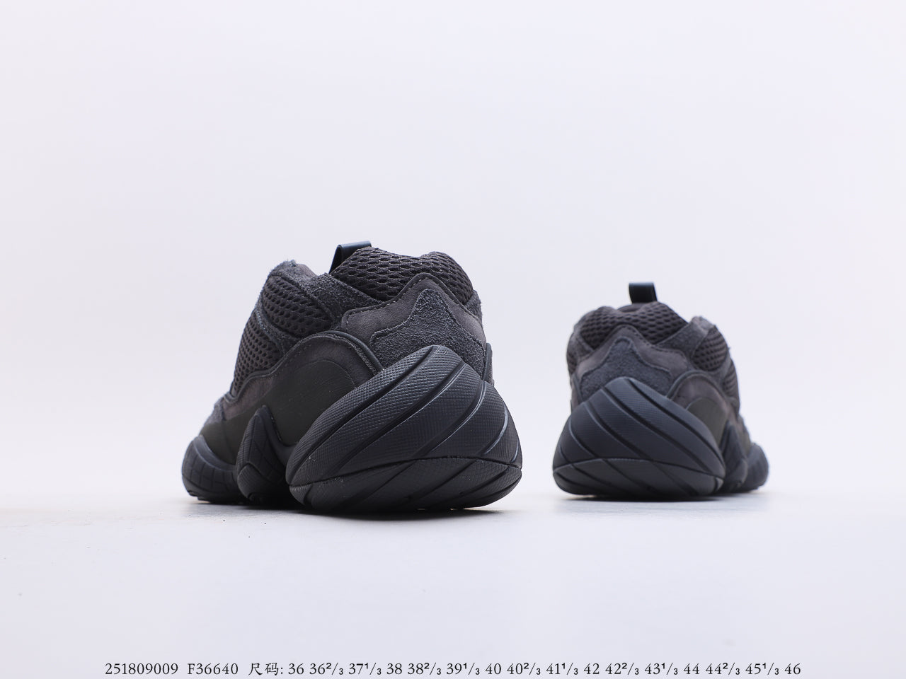 阿迪達斯Adidas YEEZY Desert Rat 椰子500 adidas Yeezy 500 Utility Black 黑武士鞋面採用皮革、麂皮和網眼三種材質打造，以復古氣息十足的adiPrene 中底取代早前的人氣BOOST 緩震設計貨號：F36640#251809009