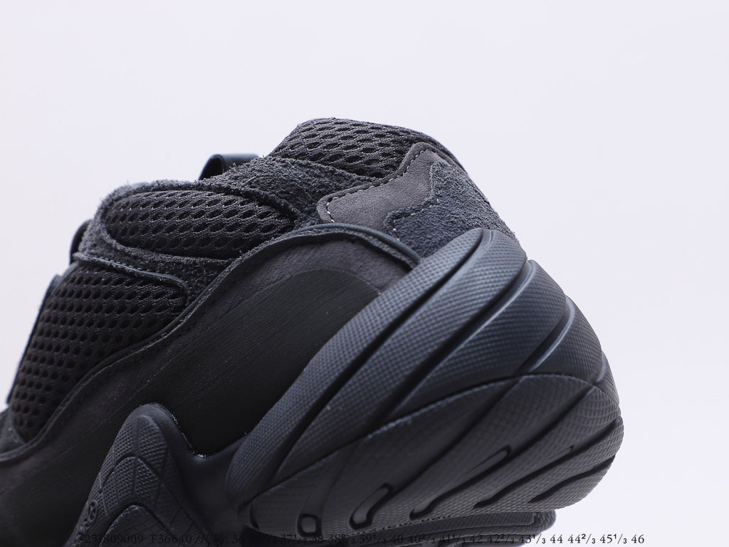阿迪達斯Adidas YEEZY Desert Rat 椰子500 adidas Yeezy 500 Utility Black 黑武士鞋面採用皮革、麂皮和網眼三種材質打造，以復古氣息十足的adiPrene 中底取代早前的人氣BOOST 緩震設計貨號：F36640#251809009