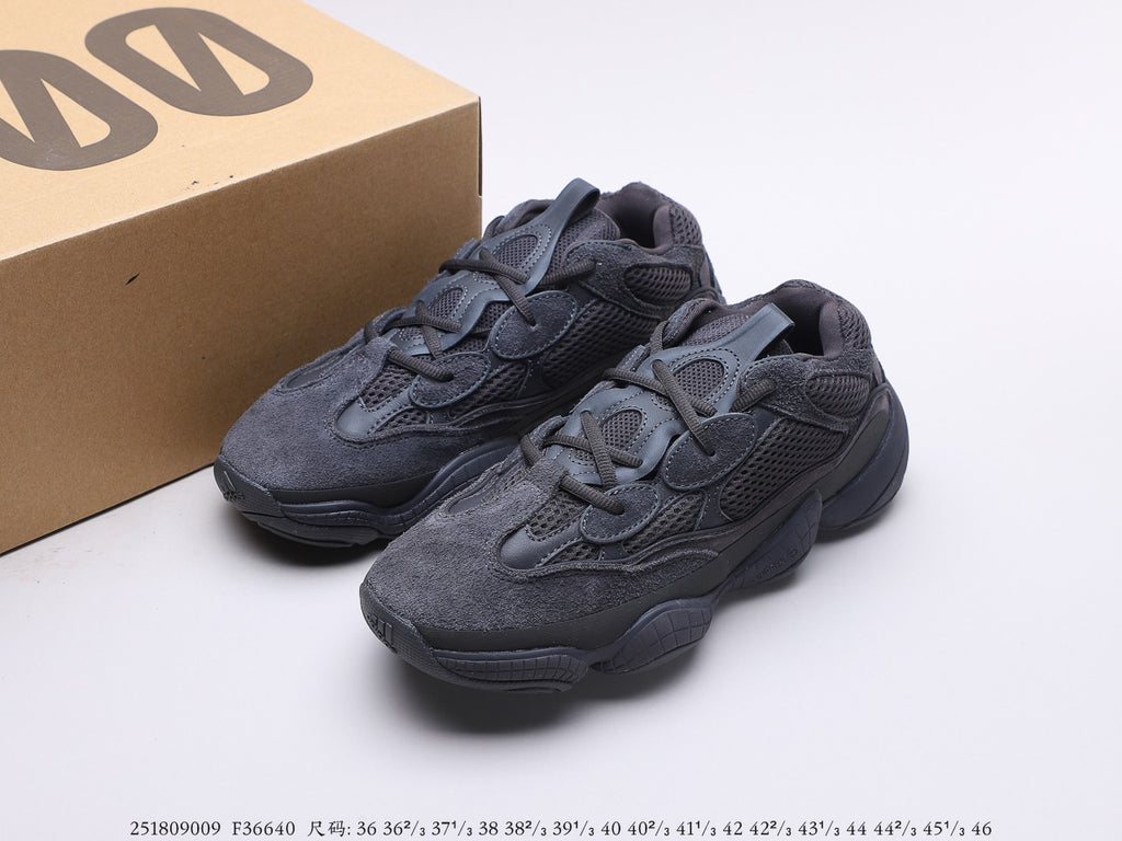 阿迪達斯Adidas YEEZY Desert Rat 椰子500 adidas Yeezy 500 Utility Black 黑武士鞋面採用皮革、麂皮和網眼三種材質打造，以復古氣息十足的adiPrene 中底取代早前的人氣BOOST 緩震設計貨號：F36640#251809009