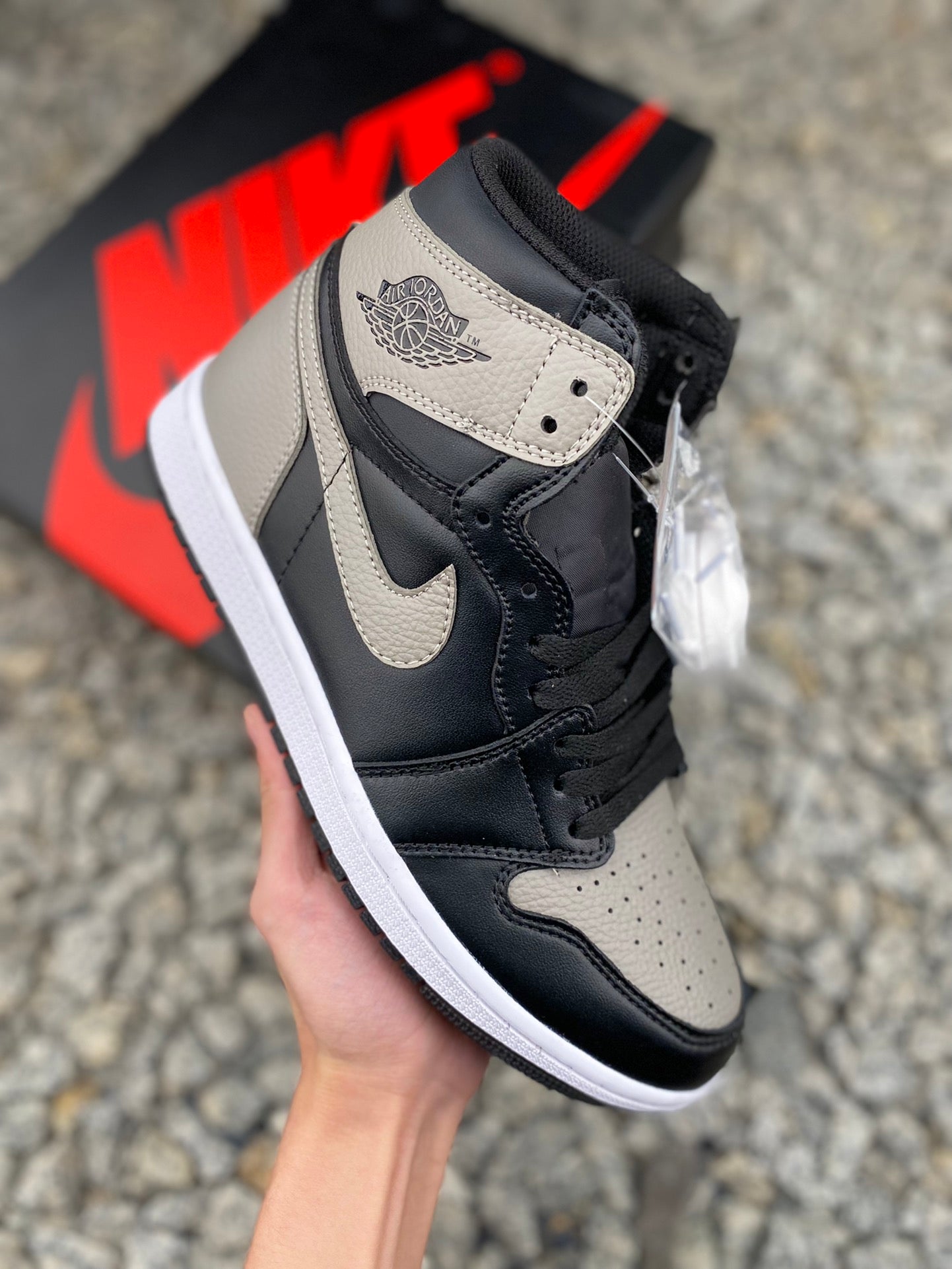 Air Jordan AJ1 Retro 影子灰全新升級網板中底原楦原紙板開發極致一眼正品既視感原廠皮料承諾百分百一致原鞋鞋面清潔度最高QC檢驗標準控制溢膠飛翼3D高頻深度立體全市場僅此一家鞋盒、防塵紙均採購來自原廠貨號：555088-013 SI6