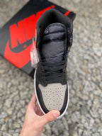 Air Jordan AJ1 Retro 影子灰全新升級網板中底原楦原紙板開發極致一眼正品既視感原廠皮料承諾百分百一致原鞋鞋面清潔度最高QC檢驗標準控制溢膠飛翼3D高頻深度立體全市場僅此一家鞋盒、防塵紙均採購來自原廠貨號：555088-013 SI6