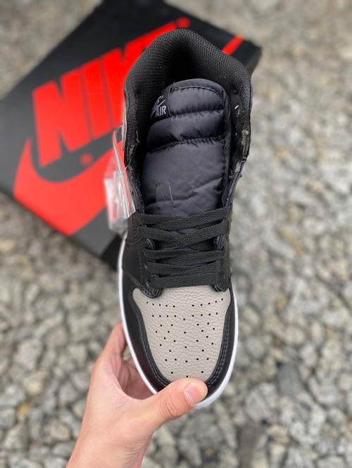 Air Jordan AJ1 Retro 影子灰全新升級網板中底原楦原紙板開發極致一眼正品既視感原廠皮料承諾百分百一致原鞋鞋面清潔度最高QC檢驗標準控制溢膠飛翼3D高頻深度立體全市場僅此一家鞋盒、防塵紙均採購來自原廠貨號：555088-013 SI6