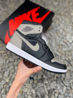 Air Jordan AJ1 Retro 影子灰全新升級網板中底原楦原紙板開發極致一眼正品既視感原廠皮料承諾百分百一致原鞋鞋面清潔度最高QC檢驗標準控制溢膠飛翼3D高頻深度立體全市場僅此一家鞋盒、防塵紙均採購來自原廠貨號：555088-013 SI6