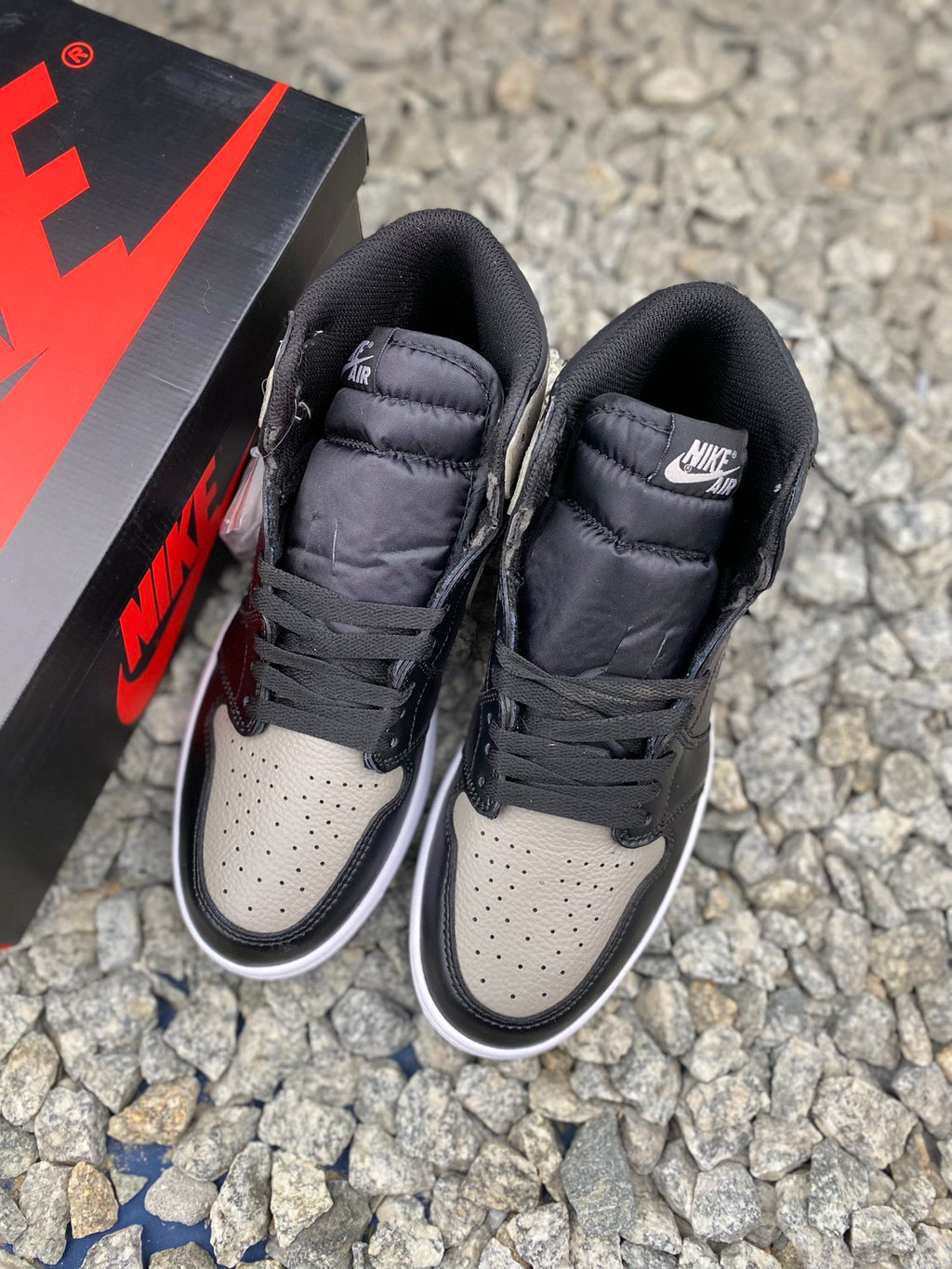 Air Jordan AJ1 Retro 影子灰全新升級網板中底原楦原紙板開發極致一眼正品既視感原廠皮料承諾百分百一致原鞋鞋面清潔度最高QC檢驗標準控制溢膠飛翼3D高頻深度立體全市場僅此一家鞋盒、防塵紙均採購來自原廠貨號：555088-013 SI6